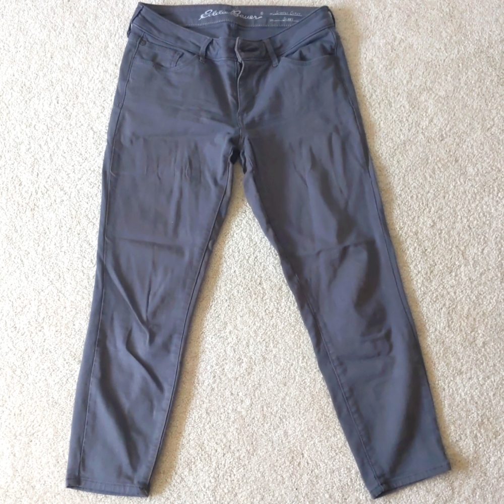 Grey slightly curvy jeans